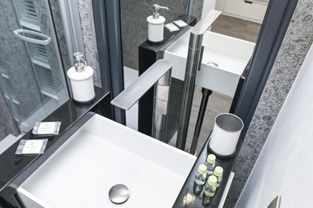 The Essential Trastevere Design Studio โรม ภายนอก รูปภาพ